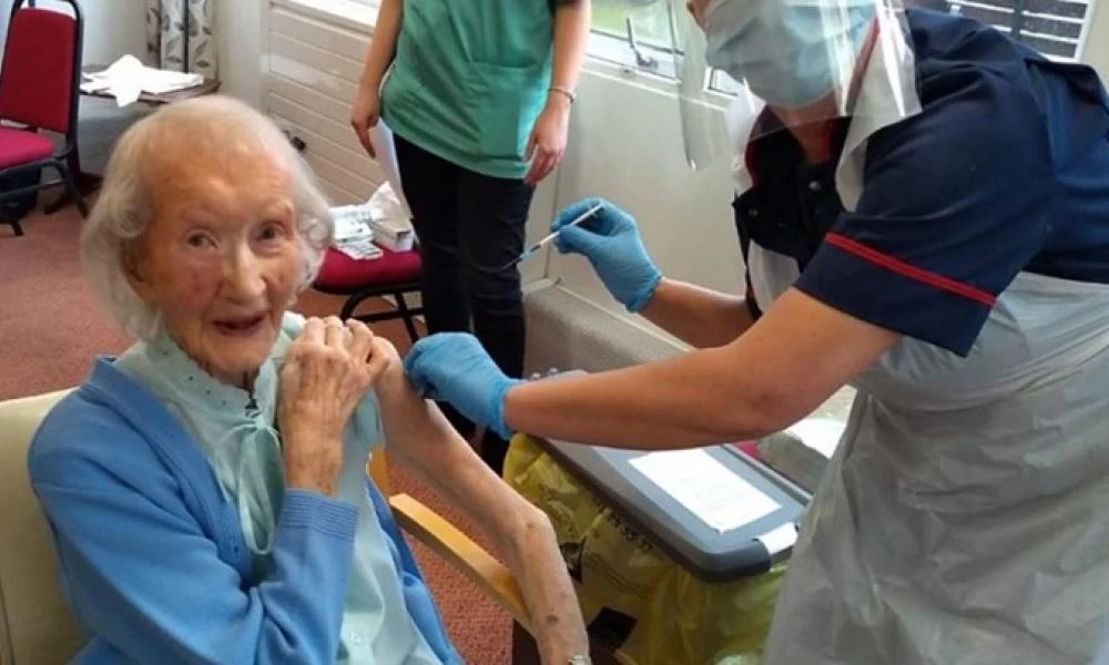 Κορονοϊός: Εμβολιάστηκε 108χρονη – Είχε ζήσει και την ισπανική γρίπη